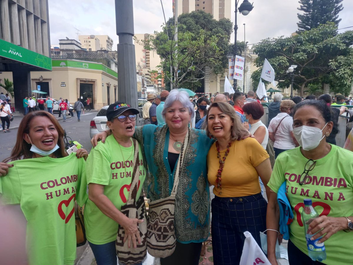 Nos encontramos en el Parque Santander, en Bucaramanga, con las Mujeres de la <a href="/ColombiaHumana_/">Colombia Humana</a> y el <a href="/PactoCol/">Pacto Histórico Oficial</a>. #PetroEnBucaramanga #PetroPresidente2022