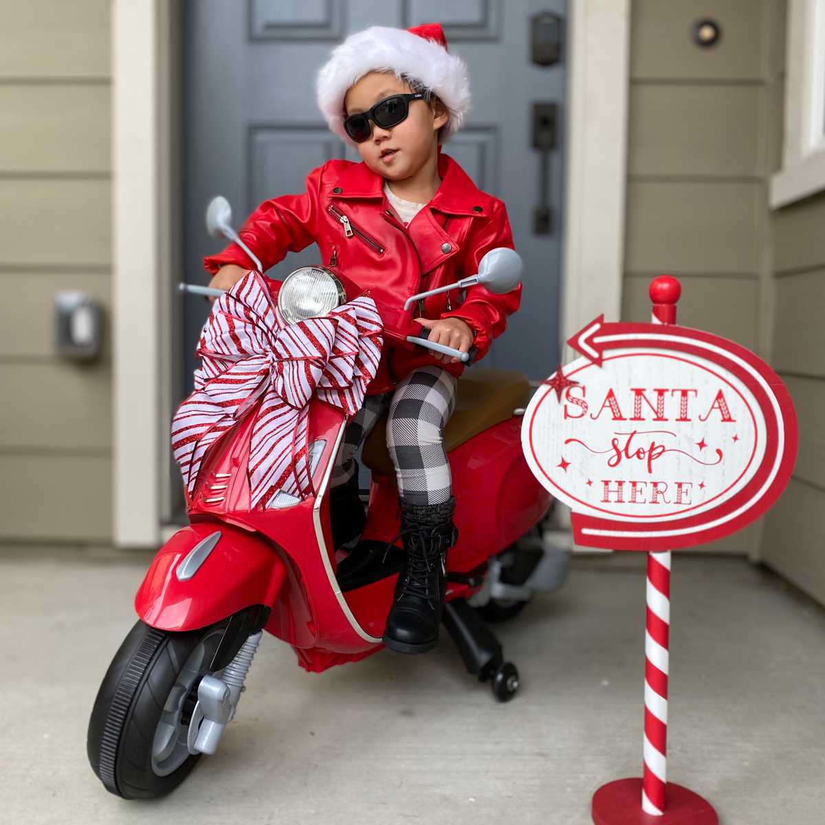 Here's to hoping that Santa 🎅 scoots down the chimney and leaves you some cool new wheels!⁠ 😎🛵Order by 12/10 for holiday delivery #KidTrax👉
⁠kidtraxtoys.com 📷thegummymummy