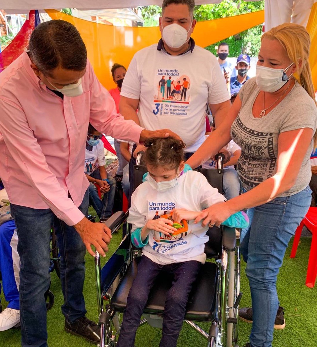 LuisJonasReyes's tweet photo. Para los próximos 4 años es mi deseo que no haya en el municipio Iribarren un hombre, una mujer o joven que requiera de una ayuda social y no la tenga; nosotros haremos todo nuestro esfuerzo para que quien necesite, la tenga la atención en el menor tiempo posible. https://t.co/3rhcKKWuMQ