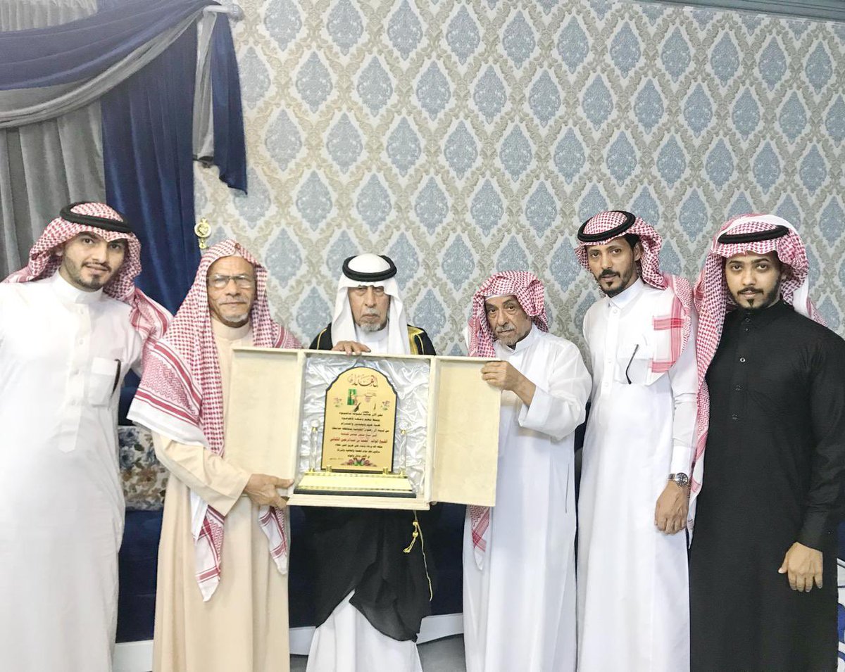 ALradwan_tripe's tweet photo. [ أرشيفية ]

من زيارة شيخ قبيلة آل رضوان الكنانية إبراهيم بن محمد آل رضوان الكناني للشيخ محمد بن عبدالرحمن الكناني شيخ شمل قبائل كِنانة https://t.co/1fI6QU32C3