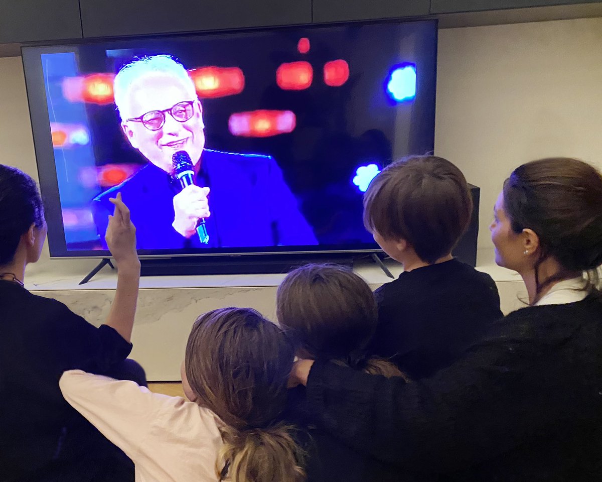 LauraPausini's tweet photo. Anche per noi sono 4, anzi 5 si! Sei stato fantastico Nonno, siamo tutti con te!
In bocca al lupo!Paola, Cecilia, Matteo, Laura e Silvia.
For us itโs 4 too, indeed 5 yes!
You were fantastic Grandpa, we are all with you.
Good luck!Paola, Cecilia, Matteo, Laura and Silvia. https://t.co/EimOWwXFao