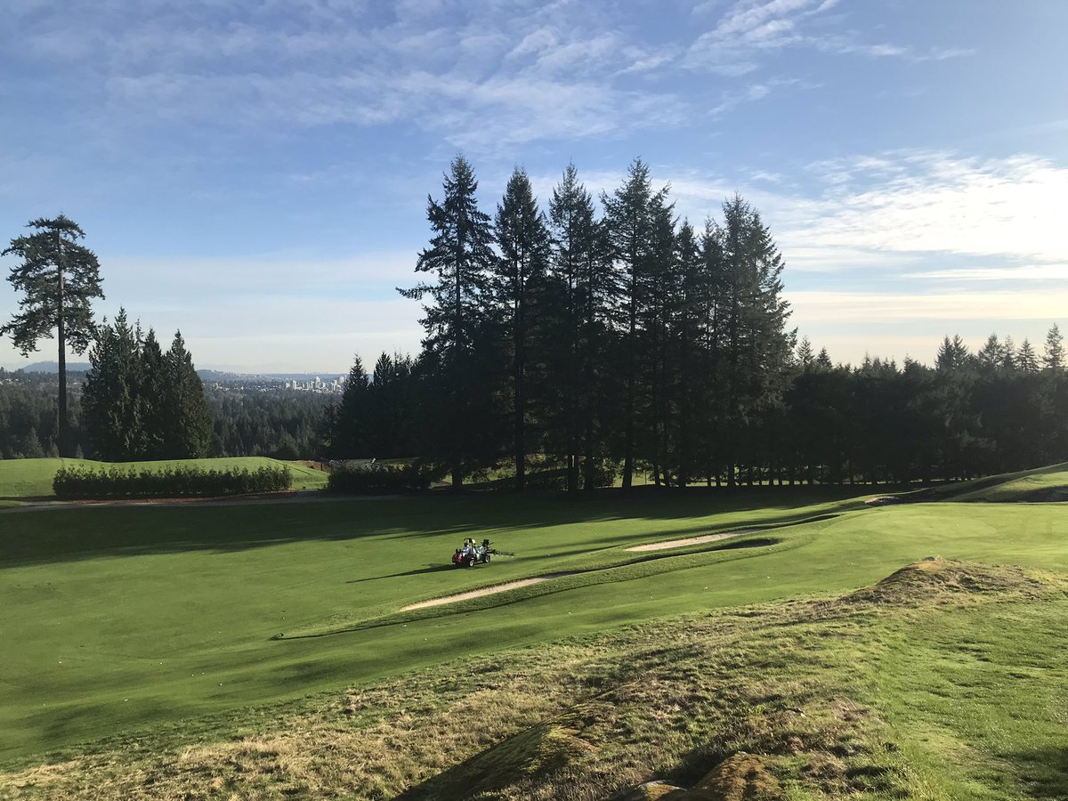 A great 2 days of weather for our @CapilanoGreens team to complete the winter fungicide application. A big shout out to @Emerson_Coulter, @TaksTurf and @MichelleFayS for perfectly executed applications!