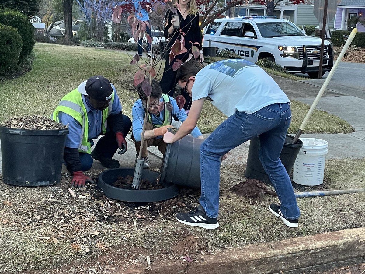CityofColumbia's tweet photo. The Elmwood Park neighborhood gathered this evening to celebrate Arbor Day in South Carolina! Two dogwood trees were planted on corners in the neighborhood in recognition of the holiday. #ArborDay #treeplanting #WeAreColumbia https://t.co/AyWOgbwxmq