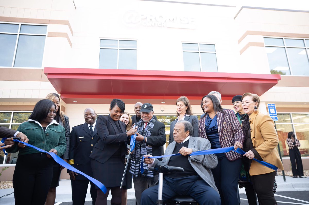 GasSouth's tweet photo. Yesterday, we celebrated the opening of the @atlpolicefdn‘s third At-Promise Center. We partnered with the @atlantaymca to help fund a STEAM lab, which will support the center’s education services that help increase graduation rates and college readiness for Atlanta youth. https://t.co/aUCa0IFOBP