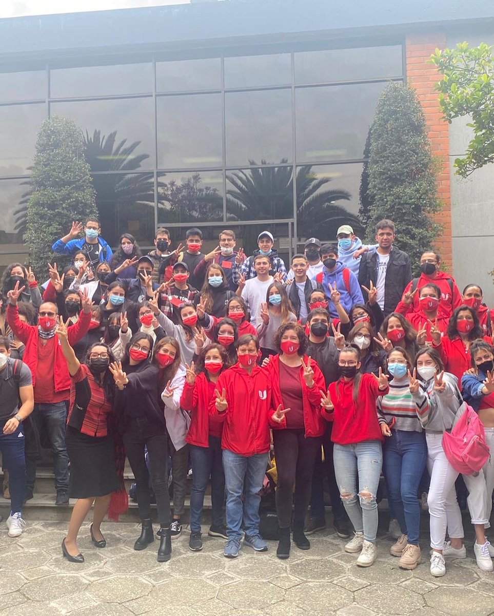 avilanieto's tweet photo. La Rectora de los estudiantes! En @uazuay 2703 estudiantes apostaron por la pensión diferenciada! El resultado en docentes no alcanzó, pero volverá la UDA en unos años más. Es irreversible! ✌🏼❤️👏🏼👏🏼👏🏼 https://t.co/yb78UP5Eh0