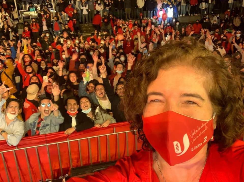 avilanieto's tweet photo. La Rectora de los estudiantes! En @uazuay 2703 estudiantes apostaron por la pensión diferenciada! El resultado en docentes no alcanzó, pero volverá la UDA en unos años más. Es irreversible! ✌🏼❤️👏🏼👏🏼👏🏼 https://t.co/yb78UP5Eh0