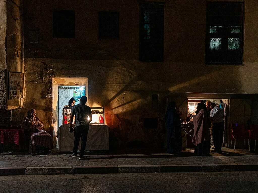 This photo of daily life in the Fez Medina is part of the exhibition with <a href="/TomFaklerPhoto/">Tom Fakler</a> and @Arabicalligrapher Mohamed Charkaoui hosted by the Architect’s Foundation in Fez (CROA FES). The exhibition will run about another week if you are in Fez stop i… instagr.am/p/CXCUarqryjR/