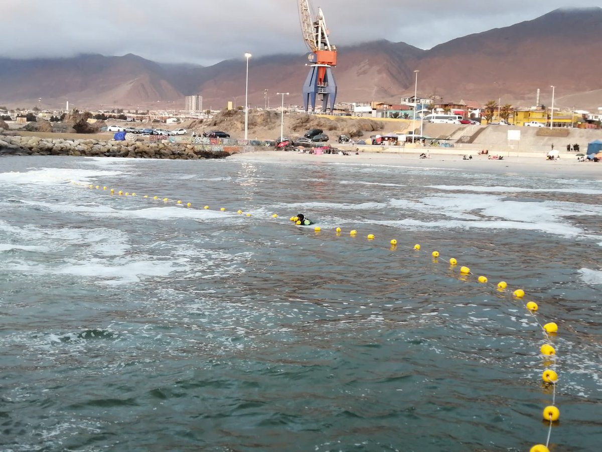 👉 Previo al inicio de la temporada estival 2021-2022 en #Antofagasta, instalamos la línea de boyas de seguridad, con el fin de prohibir el paso de bañistas hasta aguas abiertas en los Balnearios Municipal y Trocadero, administrados por <a href="/AntofagastaMuni/">Municipalidad de Antofagasta</a>.