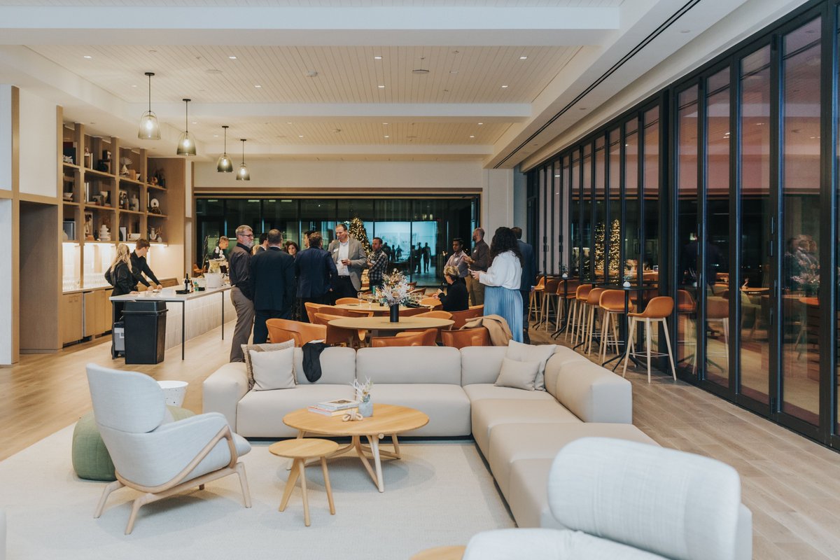 SkanskaUSA's tweet photo. The holiday season is here! Check out our Nashville team at 501 Commerce, the 24-story office tower at @fifthandb, built for @Brkfldproprtl. 

#Nashville #FifthandB #Holiday #TeamBuilding #BeBetterTogether https://t.co/WCeusiZUZG
