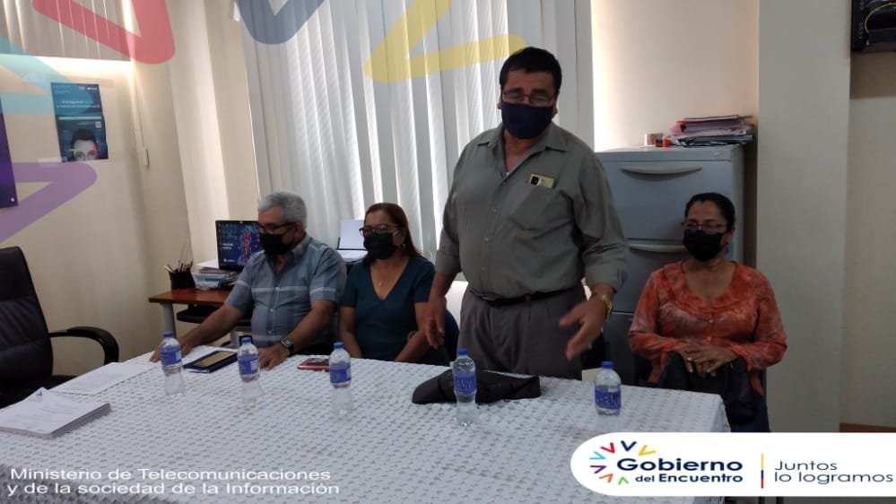 InfocentroSa's tweet photo. Confía en ti mismo sin importar los que los demás piensen.
Con la presencia de los miembros del GAD parroquial  San Antonio  se realizó la entrega de Certificados a niños/as, jóvenes y Adultos que  varios meses recibieron Capacitaciones con las Tic. https://t.co/OmkWfBUBIH