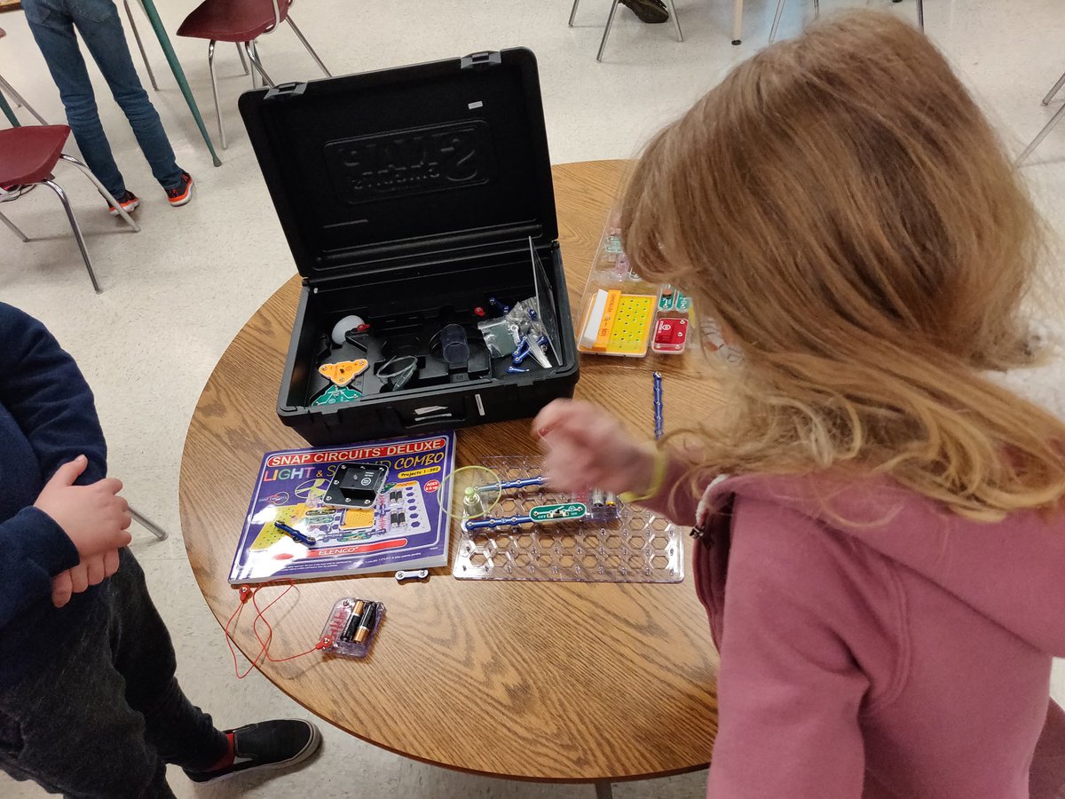 terrencelim61's tweet photo. Having a techy kind of Friday with our grade 4s and 5s - coding, making, circuits, experimenting, and of course, FUN! @hillcreststars @SD61Careers @SD61Learn https://t.co/sacEoqE9Zb