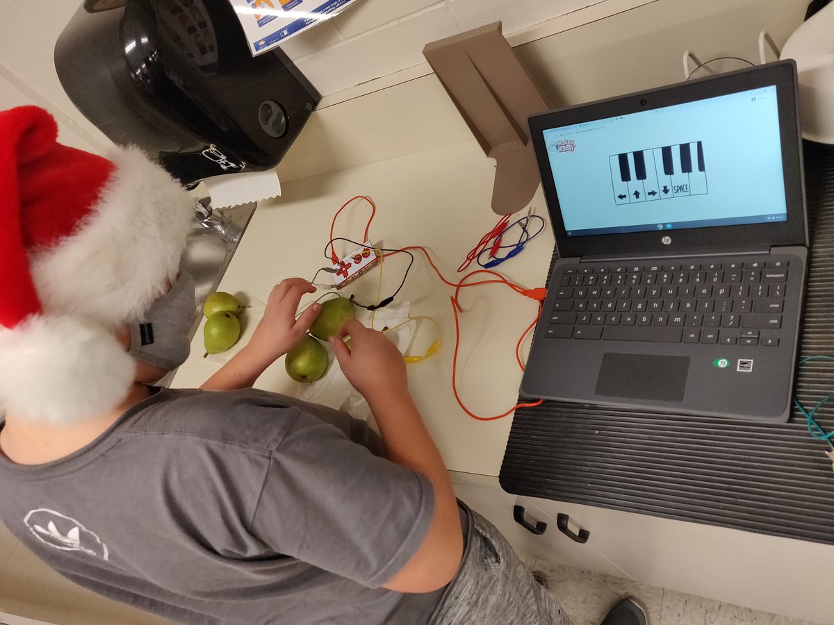 terrencelim61's tweet photo. Having a techy kind of Friday with our grade 4s and 5s - coding, making, circuits, experimenting, and of course, FUN! @hillcreststars @SD61Careers @SD61Learn https://t.co/sacEoqE9Zb