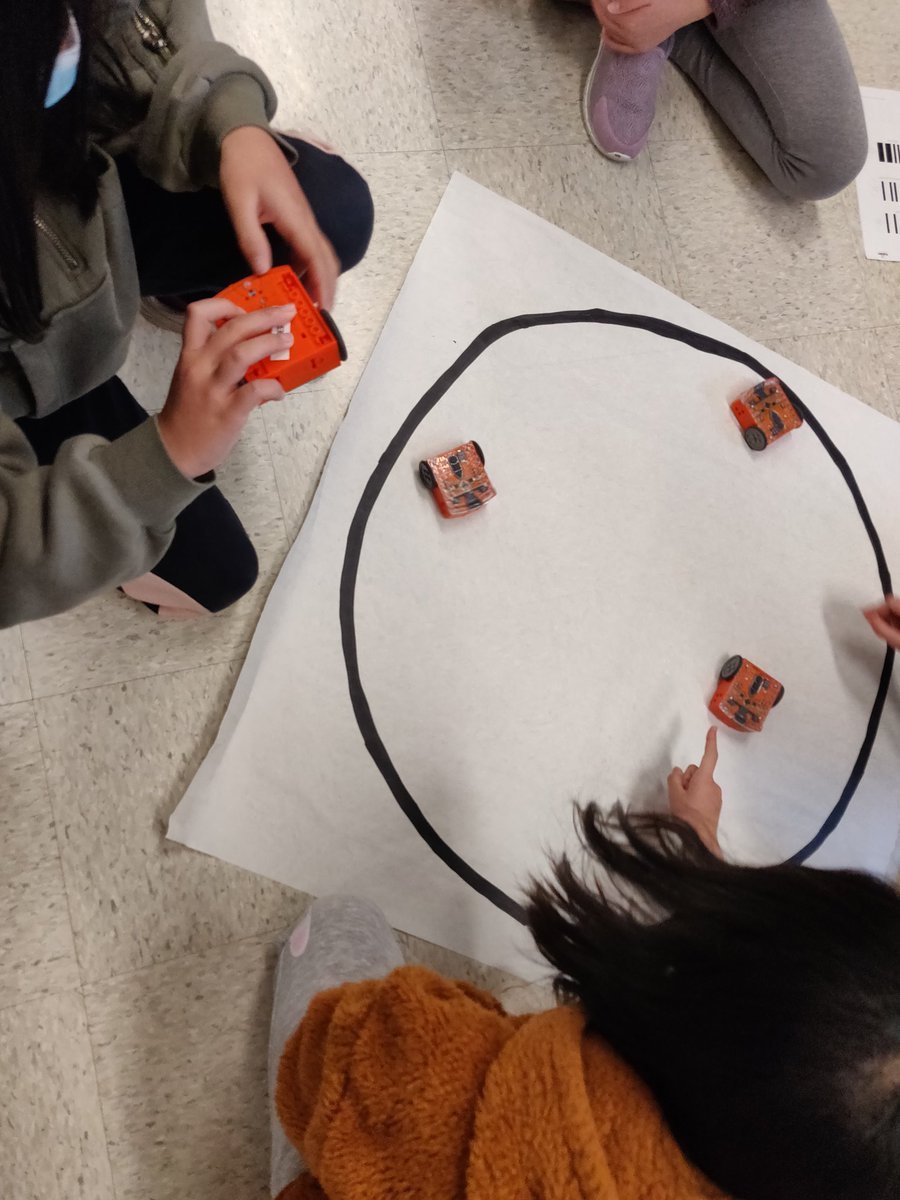 terrencelim61's tweet photo. Having a techy kind of Friday with our grade 4s and 5s - coding, making, circuits, experimenting, and of course, FUN! @hillcreststars @SD61Careers @SD61Learn https://t.co/sacEoqE9Zb