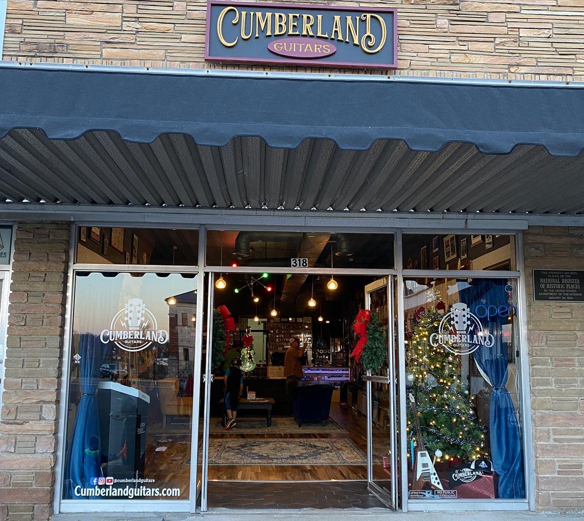 RCCelebrates's tweet photo. The Monument Square Merchants are rolling out the red carpet this year! Shops on the Square are open, decorated, and ready for you to arrive! The Christmas on the Square Market opens at 5pm. Join us tonight and shop local! https://t.co/6kzOrV4ZZL