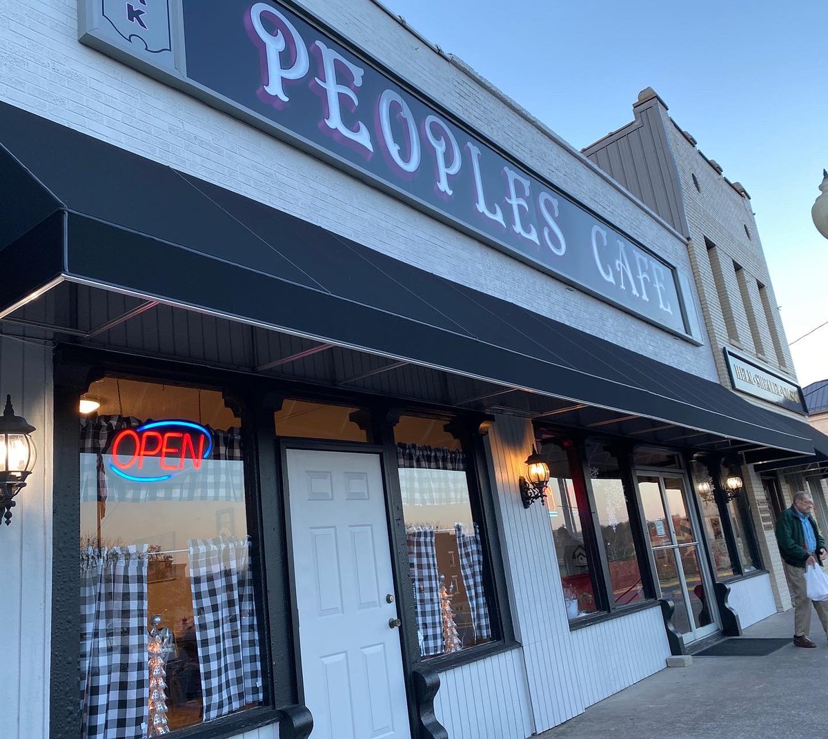 RCCelebrates's tweet photo. The Monument Square Merchants are rolling out the red carpet this year! Shops on the Square are open, decorated, and ready for you to arrive! The Christmas on the Square Market opens at 5pm. Join us tonight and shop local! https://t.co/6kzOrV4ZZL