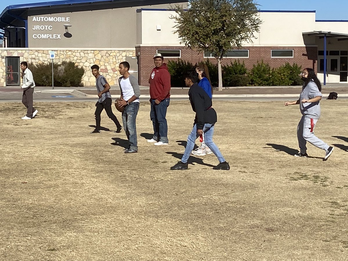 talamantes_chs's tweet photo. Very productive day all around campus today 🦁🦁🦁🦁 Student engagement all around. 🎯🎯🎯🎯 #chemclass #jrotc #cosmo #stuco https://t.co/ClmTYHH2MN
