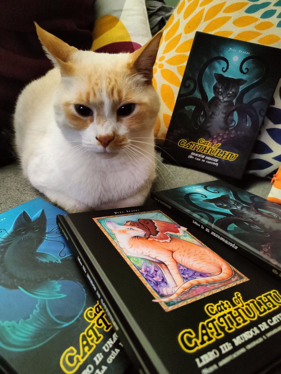 MsBlueDice's tweet photo. El máster Rony por fin tiene los librillos de #catsofcatthulhu en su poder 😱🤭 @TheHillsPress #rol #cats #gatos #cthulhu https://t.co/CU1uu1Rp3Z