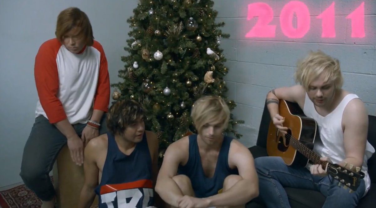 Tha5SOSFamily's tweet photo. Bromance <3 

#5SOSThe10YearCelebrationShow https://t.co/CXjbBtFXKj