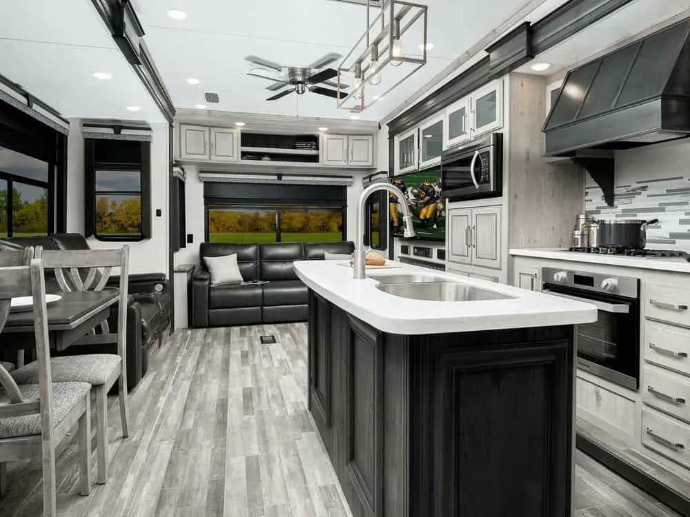 rvlife's tweet photo. A look at the new 2022 travel trailers, fifth-wheels, and toy haulers from @KeystoneRVCo 
#traveltrailers #fifthwheels #rvs #newrvs #toyhaulers #keystonerv
https://t.co/sRnkO2YNir https://t.co/BjMXCBoV85