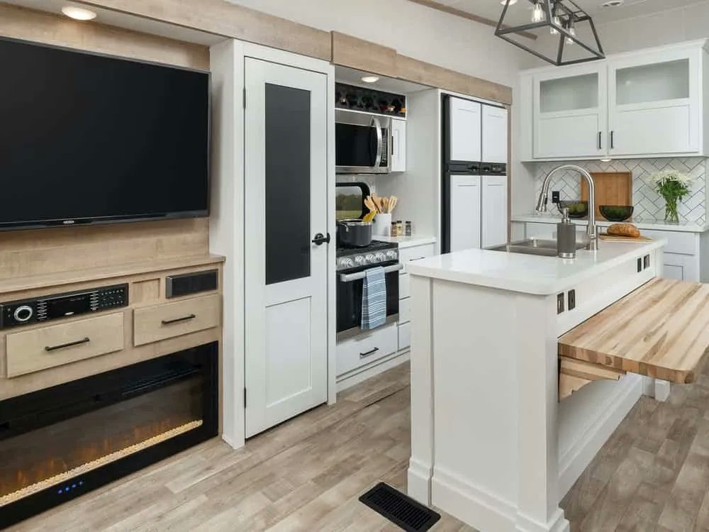 rvlife's tweet photo. A look at the new 2022 travel trailers, fifth-wheels, and toy haulers from @KeystoneRVCo 
#traveltrailers #fifthwheels #rvs #newrvs #toyhaulers #keystonerv
https://t.co/sRnkO2YNir https://t.co/BjMXCBoV85