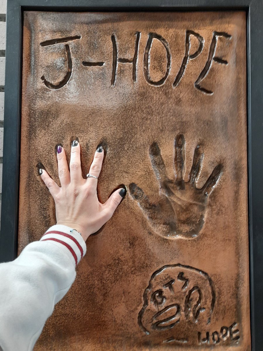 ChinguyaKs's tweet image. Just. OK im feeling like a child but. Cant say. Just. 🥺 perfect match.

#linefriend #btsstore #losangeles #jhope