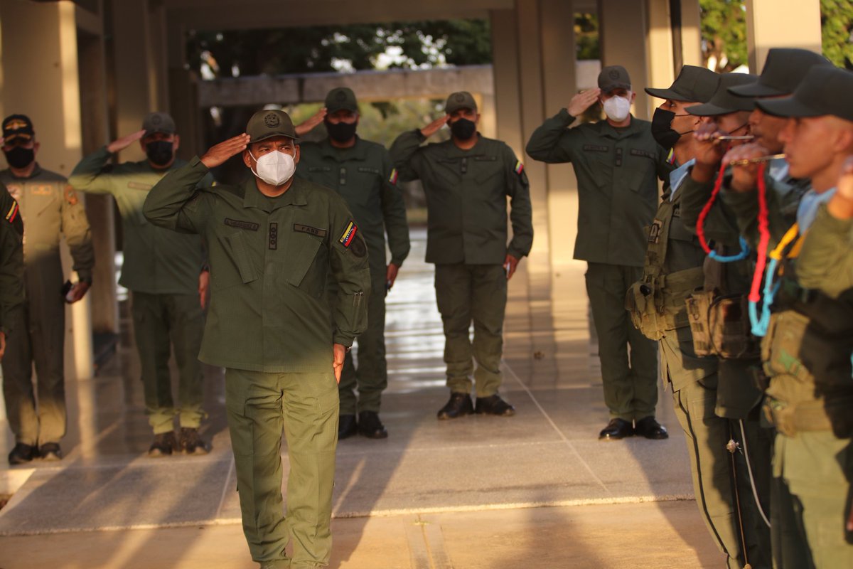 ArmadaFANBVzla's tweet photo. #Enterate || Cmdte Gral de la @ArmadaFANBVzla ALM @Alexjvb44 pasó revista en la Academia Militar de la Armada Bolivariana @AMARB_Oficial y compartió con el personal de Cadetes del Alma Mater, destacando la importancia de la formación del futuro Oficial del Componente Naval. https://t.co/rkio7plx4P