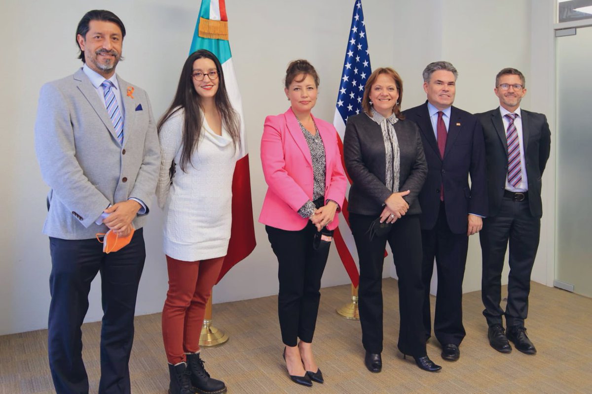 marthadelgado's tweet photo. Acompañada de mi equipo de la #SSMH recibimos en la @SRE_mx a @StephanieSyptak jefa adjunta y a Brian Naranjo, Ministro Consejero de Asuntos Políticos ambos de la @USEmbassyMEX. Platicamos sobre temas de la agenda bilateral y multilateral entre ambos países. https://t.co/X6tCQQOyQw
