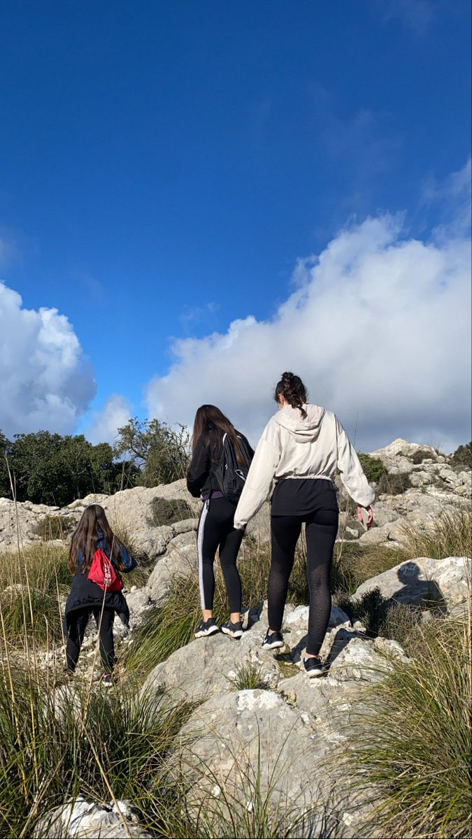 josefinablaya_'s tweet photo. Hoy @paulamarinuib @AgustinaM_uib @novaimatgecoma1 y yo hemos hecho el Camí de S’Arxiduc y hemos pasado una mañana súper divertida y de desconexión total por la montaña, aunque hemos acabado un poquito cansadas…💪🏼🥳

@EFsaludable_UIB #22121_UIB https://t.co/okXYPvbUTB