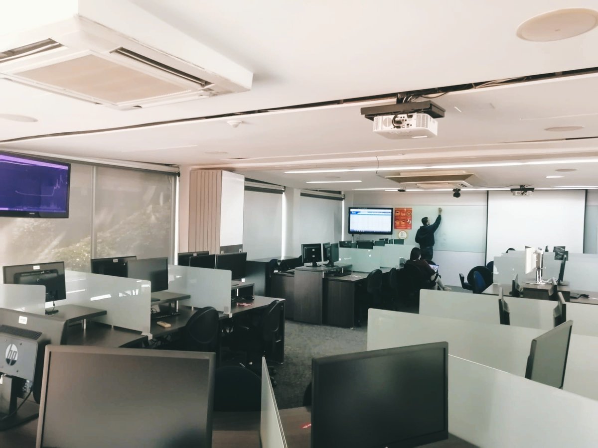 LabFinEAFIT's tweet photo. 👉Necesitas ayuda en alguna materia? Visítanos, nosotros te ayudamos. Contamos con monitores muy bien capacitados y con herramientas eficaces en la búsqueda de datos e información. Si deseas apartar una sesión de monitoria escribenos 😃laboratoriofinanciero@eafit.edu.co https://t.co/SJq0JVnQkf
