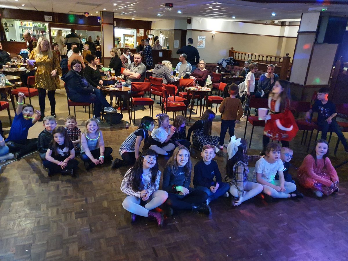 Tracyteapot256's tweet photo. Yr 3 school Christmas party was a HUGE success thanks to all involved  kids shouldn't miss out on the little things ❤ https://t.co/pZKprT9DeJ