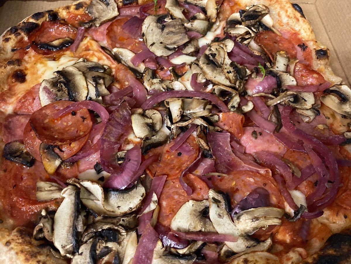 rathlinshop's tweet photo. Finally after 2yrs I got to experience pizza from @UmamiPizza &amp; I can honestly say it was one of the best pizzas I have possibly ever tasted 😋🍕
#pizza #sourdoughpizza #rocket #milanosalami #pepperoni #mushrooms #pesto #freshlymade #eatlocal #supportlocal #newcastle #countydown https://t.co/rZ3hQO7Rln