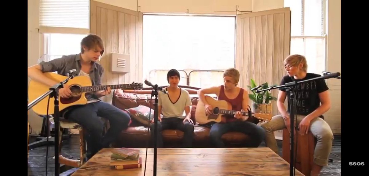 emm_rxse's tweet photo. the nostalgia is real 🥺#5SOSThe10YearCelebrationShow https://t.co/YUBgXFhGWq