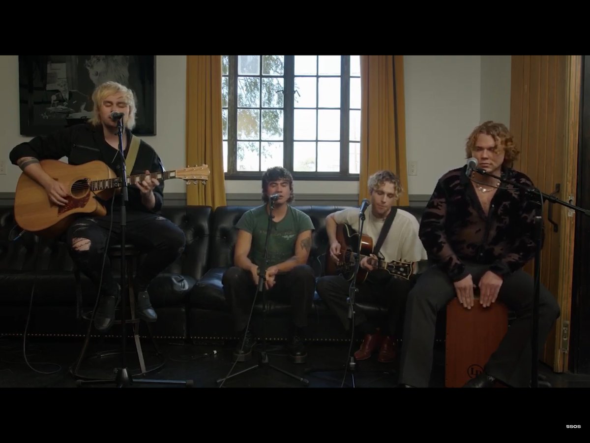 emm_rxse's tweet photo. the nostalgia is real 🥺#5SOSThe10YearCelebrationShow https://t.co/YUBgXFhGWq