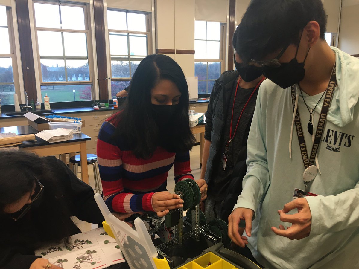 eksarhan's tweet photo. Typical tinkering @Amundsen_HS Engineering club this Friday https://t.co/yQSBUUToqa