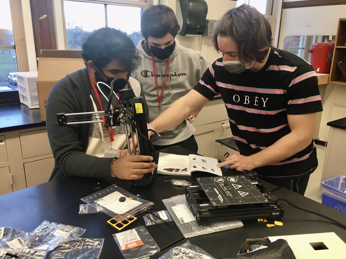 eksarhan's tweet photo. Typical tinkering @Amundsen_HS Engineering club this Friday https://t.co/yQSBUUToqa