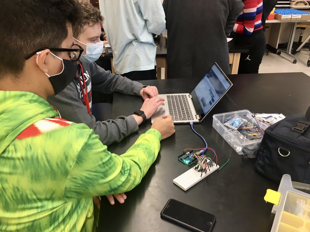 eksarhan's tweet photo. Typical tinkering @Amundsen_HS Engineering club this Friday https://t.co/yQSBUUToqa