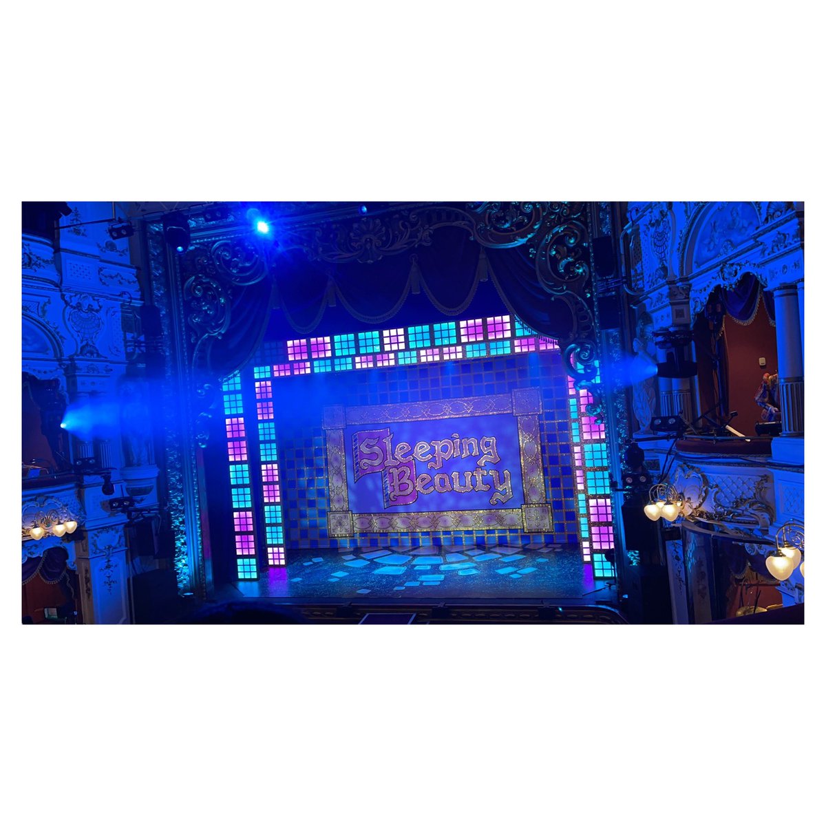 lucycarmody6's tweet photo. Panto opening day! We did it. We finally got to see a panto it was worth the 2 years wait. Had such a blast. Will defo be going again next year was one of the best shows I’ve seen what an amazing show well done everyone🥰🤍 @SheffieldLyceum @djwilliamsact @lucasrush https://t.co/0OZzKPlEXT