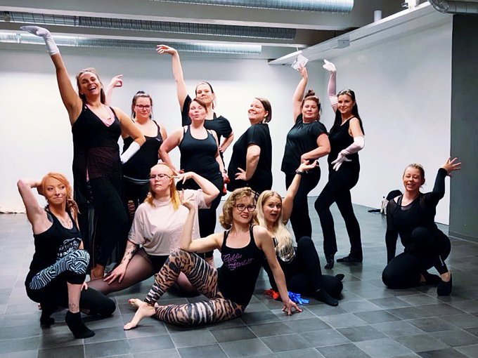 Tanssillinen burleski -tunnit: Soul Sister&rsquo;s Dance Club /Hyvink&auml;&auml;, tiistaisin 11.1.-10.5.2022. 💖tekniikka<a href="/tag/burlesque"class="tags"><span>#burlesque</span></a><a href="/tag/burleskiakampissa"class="tags"><span>#burleskiakampissa</span></a><a href="/tag/kesytt%C3%B6mienkab"class="tags"><span>#kesytt&ouml;mienkab</span></a>