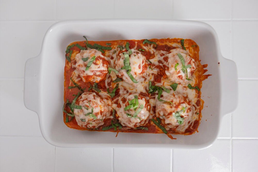 What better way to end your week than with a glass of wine and some flavor packed, oven baked turkey meatballs? New recipe is live via baelamae.com 

Let’s eat 🍝🚀