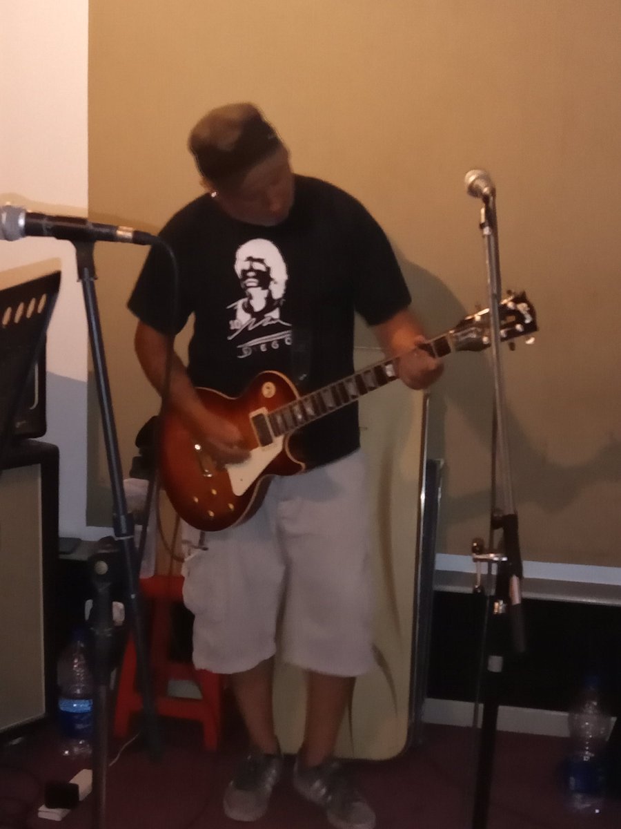 El Diego siémpre nos acompaña <a href="/rock_pix/">El Gallo 🇦🇷⭐️⭐️⭐️</a> <a href="/FutbolRuso/">Ruso Verea</a> <a href="/realdelapuente/">Eduardo de la Puente</a> <a href="/araberamil/">Damían Árabe Ramil</a> <a href="/larenga/">La Renga</a> <a href="/manuchao/">Manu Chao</a> <a href="/cocosily/">Coco Sily</a>