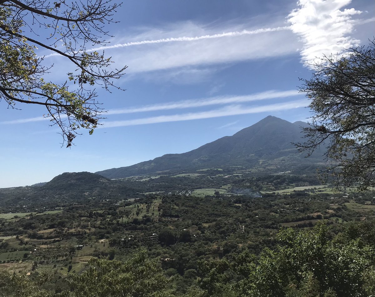ppgarciaferreir's tweet photo. Sis-in-law @lunadamepan suggests I should blog about food &amp; views…

Today is good day to start!

#chinchontepec “cerro de las 2 tetas”
La Paz &amp; Sn Vicente El Salvador states 
2nd tallest country volcano : 2,172mts above sea level

Sadly known as Aviateca GUG-901 1995 crash site https://t.co/PDWcQluEHc