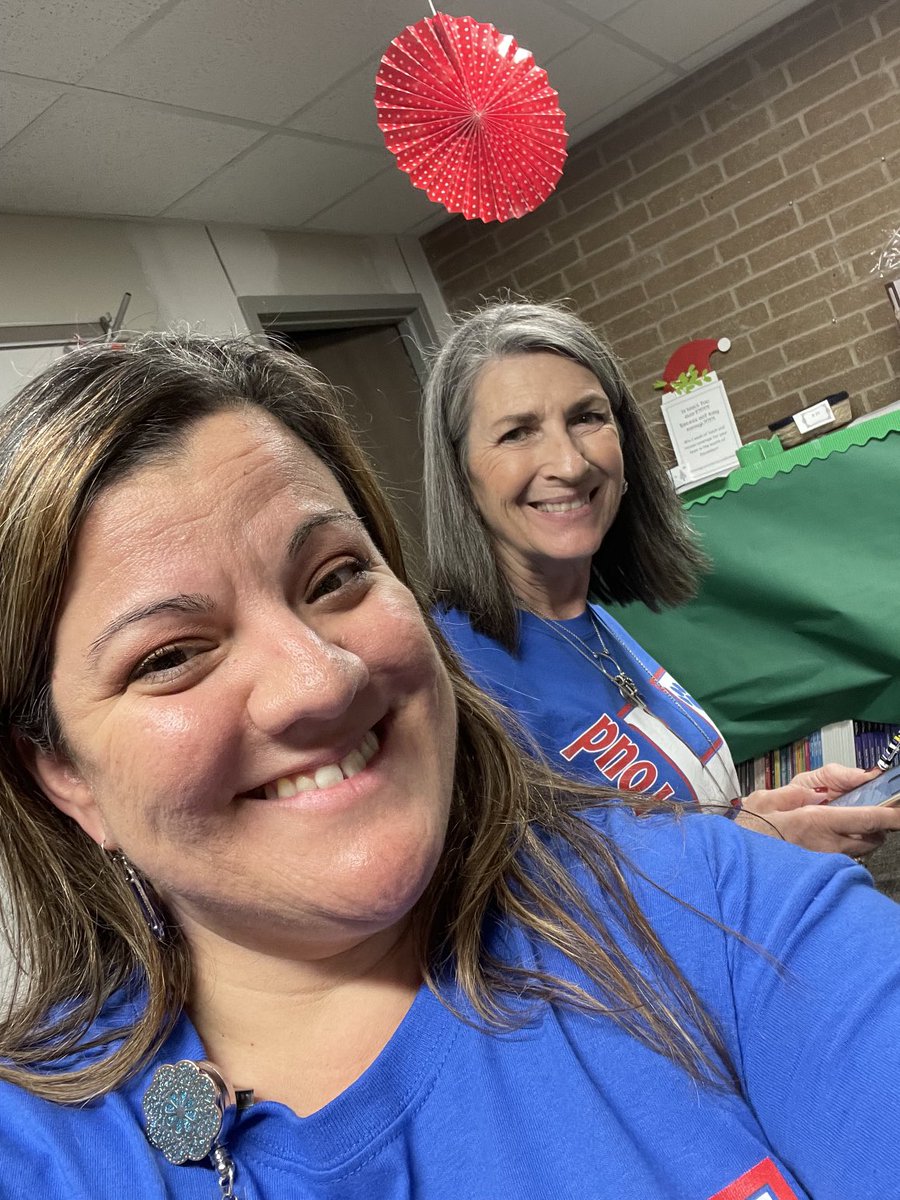 ArceChristie's tweet photo. When your patiently waiting for the silent auction to end!!!! #HorneElementary https://t.co/VwiLBraDd6