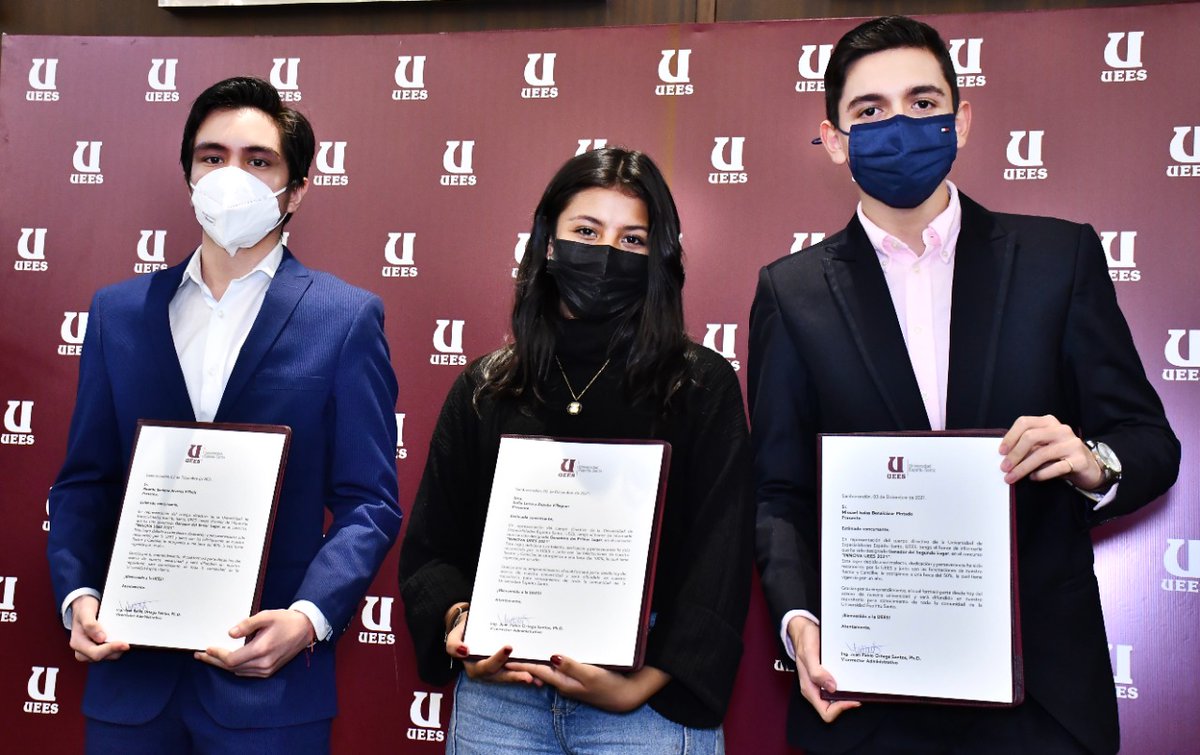 uees_ec's tweet photo. Ceremonia de premiación a los ganadores del concurso de beca #INNOVA2021. 👏🏻✨📜
#OrgullosamenteUEES https://t.co/MXHfHho12q