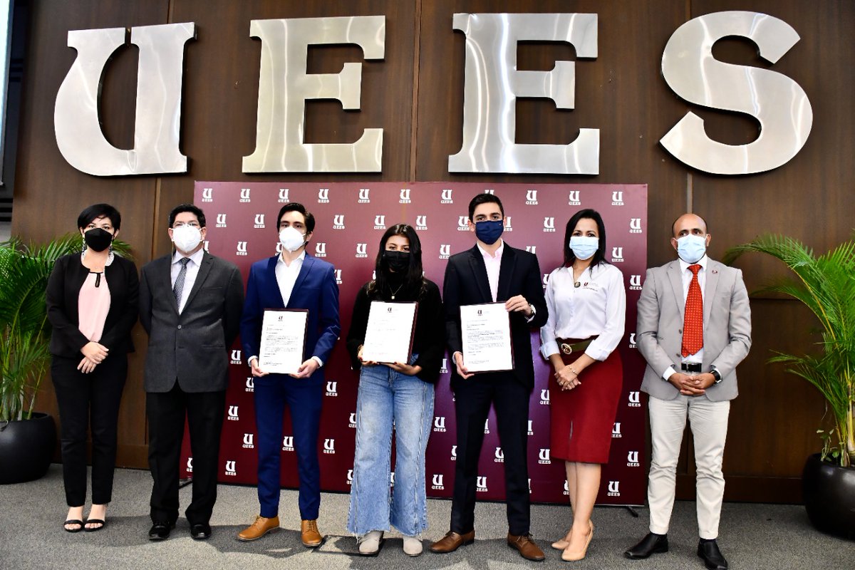 uees_ec's tweet photo. Ceremonia de premiación a los ganadores del concurso de beca #INNOVA2021. 👏🏻✨📜
#OrgullosamenteUEES https://t.co/MXHfHho12q