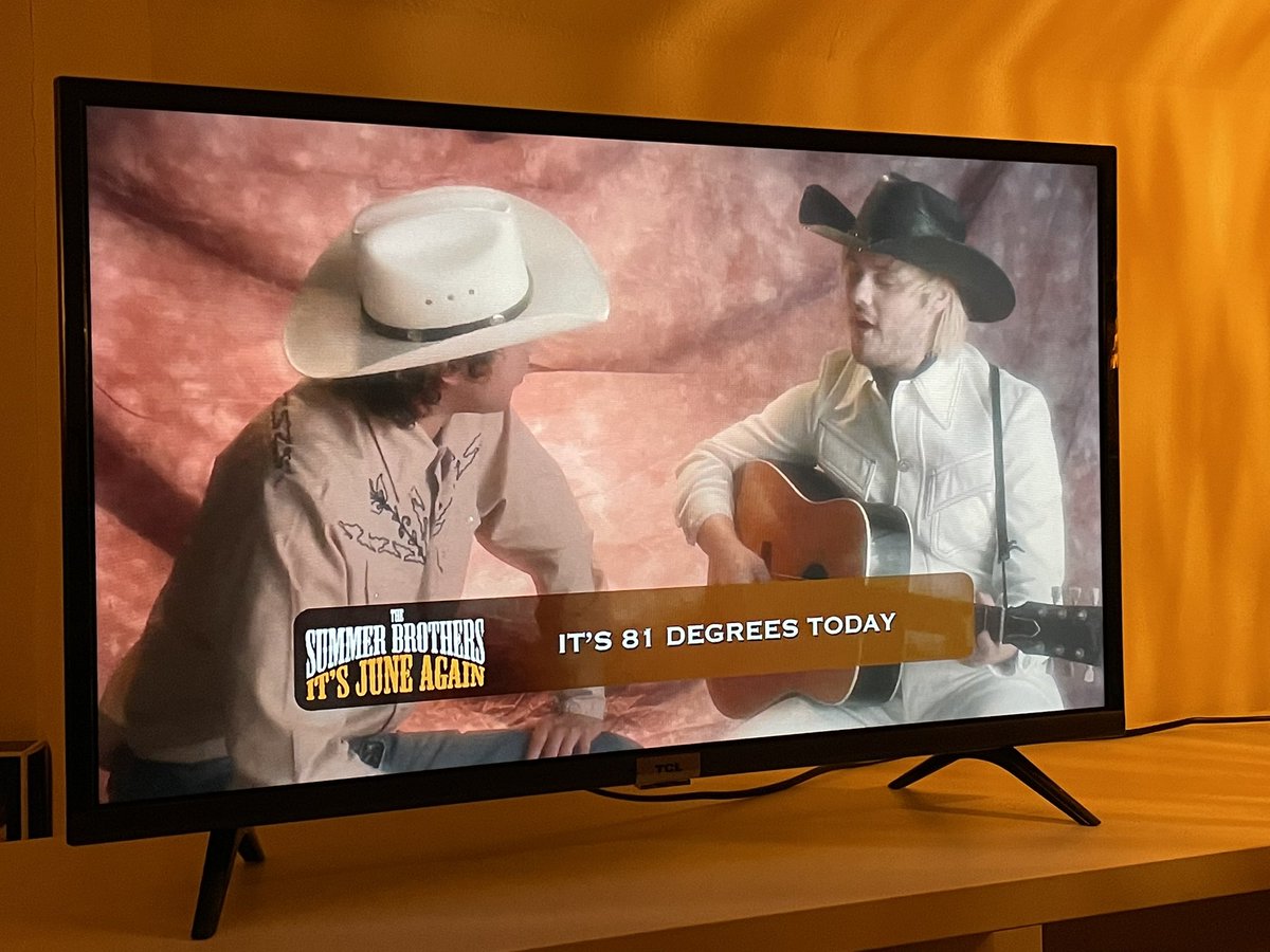 matterofafi's tweet image. 5sos who? i only know the summer brothers @5SOS