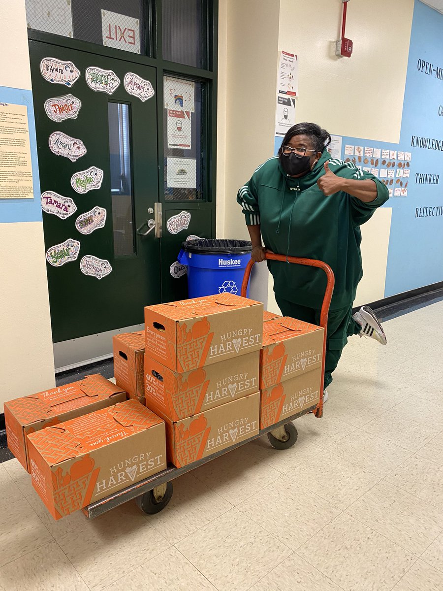 CrystalA318's tweet photo. What an awesome surprise today at school!!! 

Thank you to our delivery lady @msdix and thank you @HungryHarvest https://t.co/XXPeloWcIN