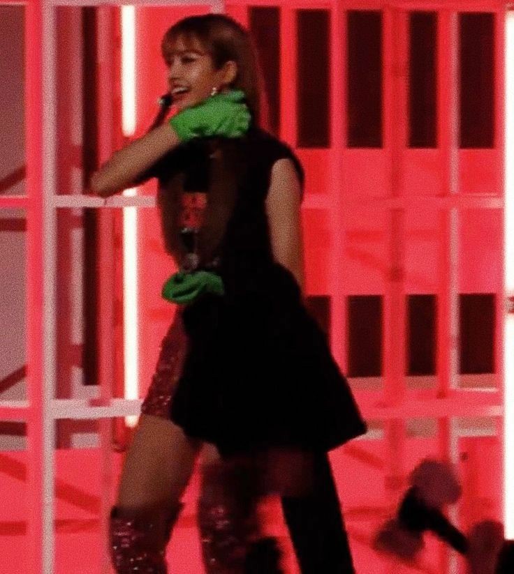 lalisahourIy's tweet photo. #리사 #LISA https://t.co/v9qZemBLyL