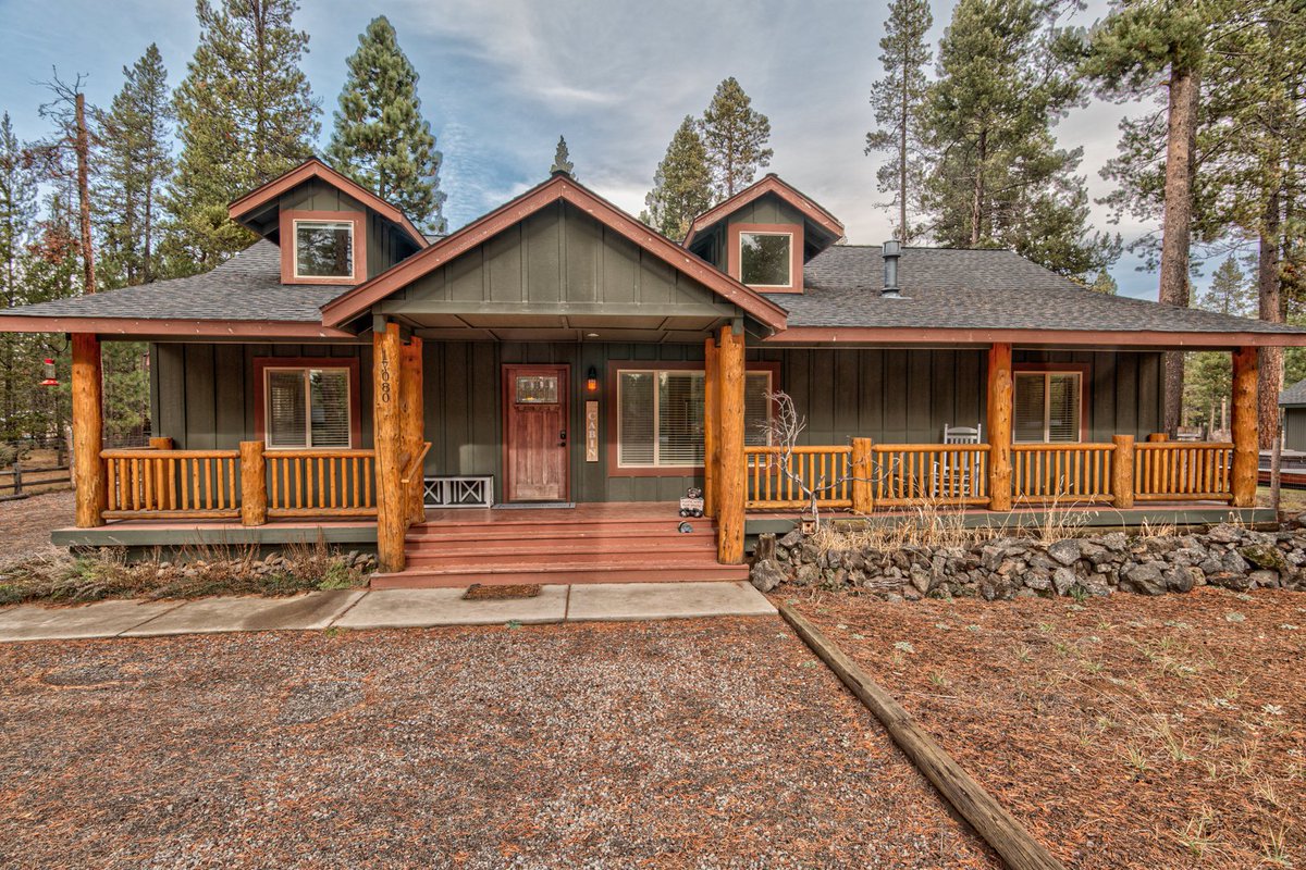 VPSunriver's tweet photo. 17080 Oxnard is available for your family Christmas vacation!  Everything you need to make memories that last a lifetime including: cozy living room with fireplace, hot tub, and game room! https://t.co/awVMTGP1Tg https://t.co/cLOxilfdvW