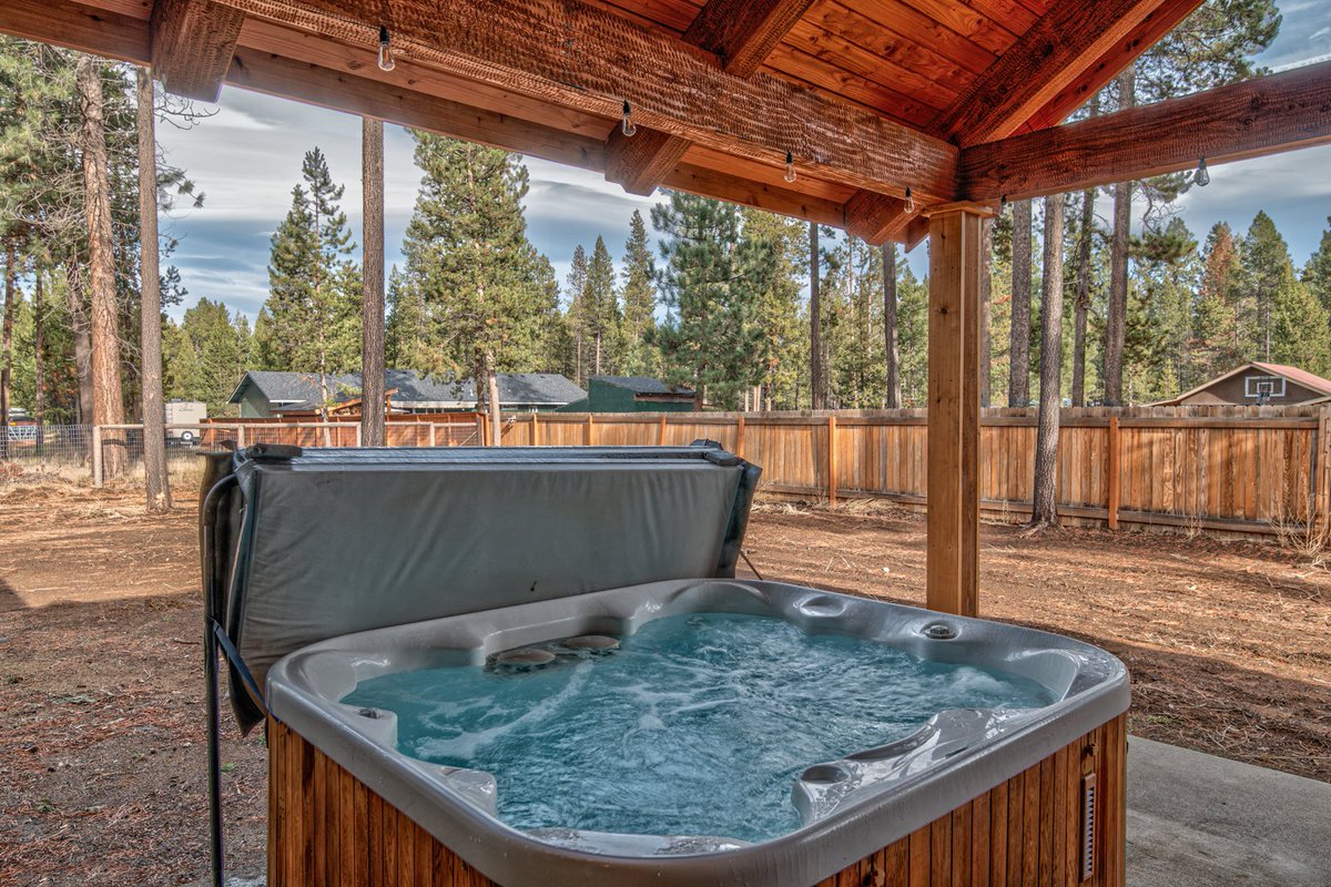 VPSunriver's tweet photo. 17080 Oxnard is available for your family Christmas vacation!  Everything you need to make memories that last a lifetime including: cozy living room with fireplace, hot tub, and game room! https://t.co/awVMTGP1Tg https://t.co/cLOxilfdvW