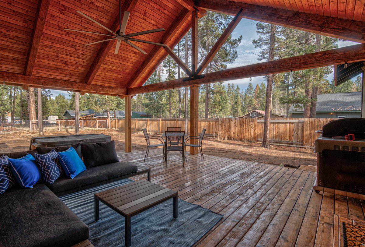VPSunriver's tweet photo. 17080 Oxnard is available for your family Christmas vacation!  Everything you need to make memories that last a lifetime including: cozy living room with fireplace, hot tub, and game room! https://t.co/awVMTGP1Tg https://t.co/cLOxilfdvW